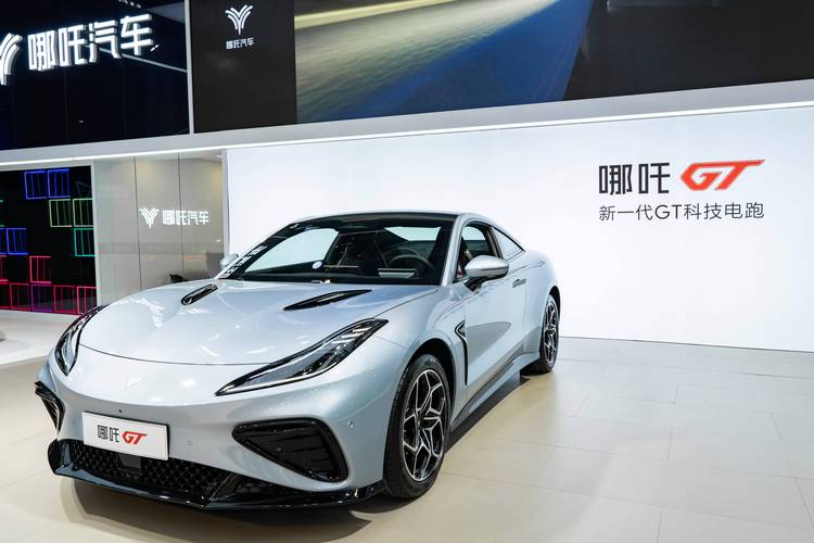 佛山218哪吒汽车在智能汽车领域的表现，领途汽车在新能源汽车市场中的影响力